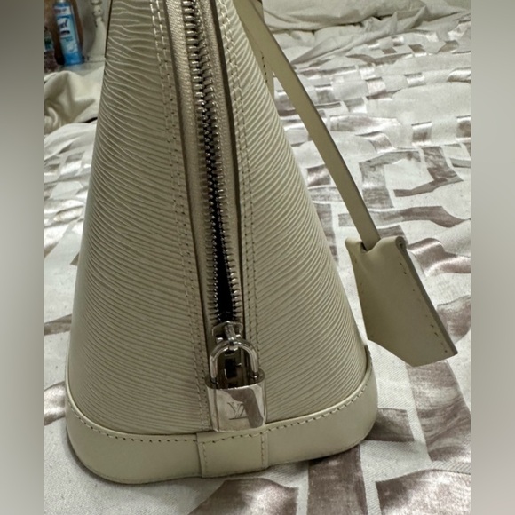 Large Louis Vuitton Alma BB Quartz Epi. Excellent condition. 100% Authentic. - Picture 9 of 10